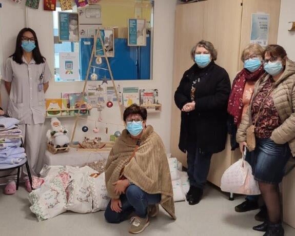 Remise de 80 kits bébé à la maternité par l’association À Bras Cadabra